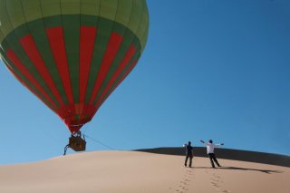 Adriano Giannini ed Emanuele Bosi salutano il padre in volo su una mongolfiera in una scena di La casa sulle nuvole