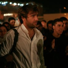 Adriano Giannini sperduto in Marocco in una scena di La casa sulle nuvole