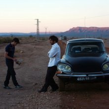 Ancora Adriano Giannini ed Emanuele Bosi in una scena di La casa sulle nuvole ambientata nel deserto marocchino