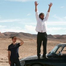 Emanuele Bosi e Adriano Giannini persi nel deserto marocchino in una scena di La casa sulle nuvole