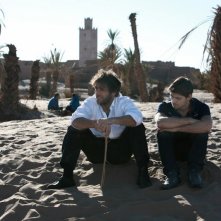 I desolati fratelli Adriano Giannini ed Emanuele Bosi in una scena di La casa sulle nuvole