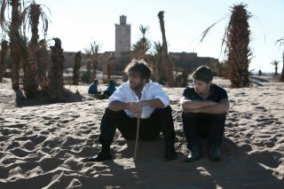 I desolati fratelli Adriano Giannini ed Emanuele Bosi in una scena di La casa sulle nuvole