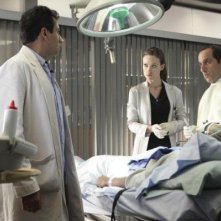 Kal Penn, Olivia Wilde e Peter Jacobson in una scena di Locked In di Dr. House: Medical Division