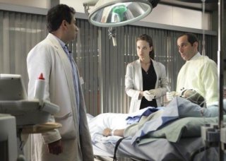Kal Penn, Olivia Wilde e Peter Jacobson in una scena di Locked In di Dr. House: Medical Division
