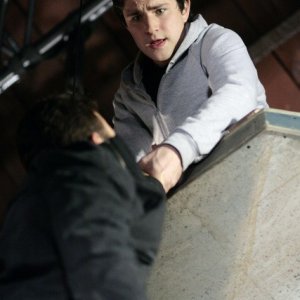 Matt Dallas da una mano a Nicholas Lea in una scena dell'episodio 'Equilibri Precari' della seconda stagione della serie Kyle XY