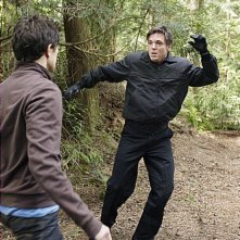 Matt Dallas, di spalle, e Nicholas Lea  in una scena d'azione dell'episodio 'L'utilità della memoria' della serie tv Kyle XY