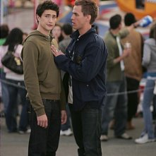 Matt Dallas e Chris Olivero nell'episodio 'Udito straordinario' della serie tv Kyle XY