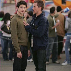 Matt Dallas e Chris Olivero nell'episodio 'Udito straordinario' della serie tv Kyle XY