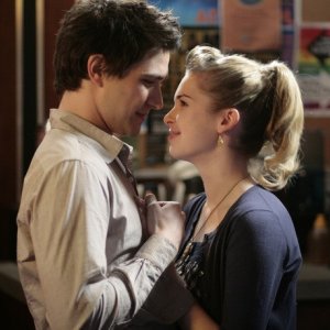 Matt Dallas insieme a  Kirsten Prout in una scena dell'episodio ' Free to Be You and Me ' della serie tv Kyle XY
