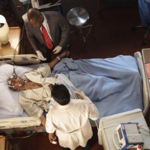 Omar Epps e Kal Penn in una scena di Locked In di Dr. House: Medical Division