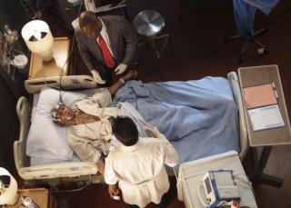 Omar Epps e Kal Penn in una scena di Locked In di Dr. House: Medical Division