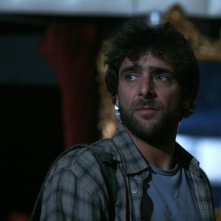 Un intenso primo piano di Adriano Giannini In La casa sulle nuvole