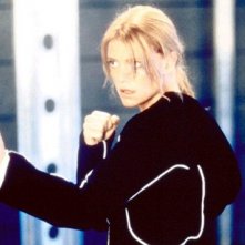 Peta Wilson in una scena d'azione del serial Nikita