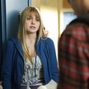 Aimee Teegarden in una scena dell'episodio Life's a Drag di 90210