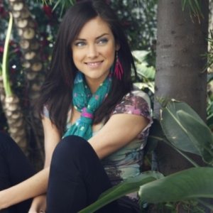 Una sorridente Jessica Stroup nell'episodio Life's a Drag di 90210