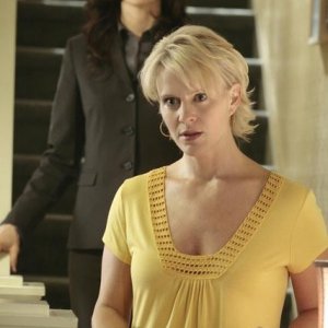 Anna Galvin insieme a  Marguerite MacIntyre in una scena dell'episodio 'Grounded' della seconda stagione della serie televisiva Kyle XY