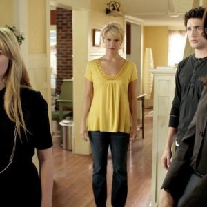 Anna Galvin insieme a Matt Dallas, Kirsten Prout e Marguerite MacIntyre in una scena dell'episodio 'Grounded' della seconda stagione della serie televisiva Kyle XY