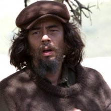 Benicio Del Toro è il comandante Ernesto Guevara nel film Che - Guerriglia