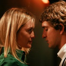 Carolina Crescentini e Alessandro Tiberi in una romantica scena del film Generazione 1000 euro