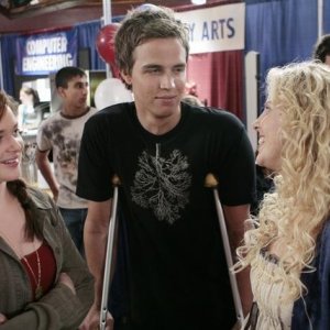 Chelan Simmons, Chris Olivero e April Matson in una scena dell'episodio 'Verso il Futuro' della serie televisiva Kyle XY
