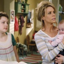 Cheryl Hines e Charlotte Foley nell'episodio Shepfather di In the Motherhood