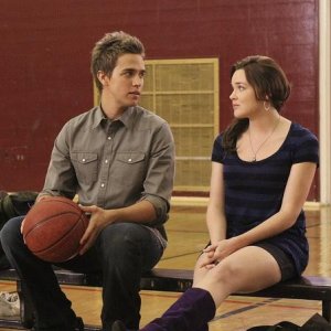 Chris Olivero con April Matson sul campo di basket della scuola, nell'episodio 'Grey Matters' della serie tv Kyle Xy