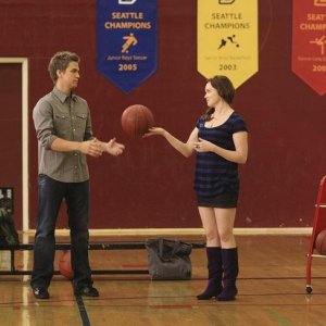Chris Olivero e April Matson sul campo di basket della scuola, nell'episodio 'Grey Matters' della serie tv Kyle Xy