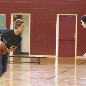 Chris Olivero e Matt Dallas giocano a basket nell'episodio 'Grey Matters' della serie tv Kyle Xy