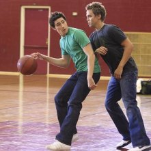 Chris Olivero e Matt Dallas si sfidano a basket nell'episodio 'Grey Matters' della serie tv Kyle Xy