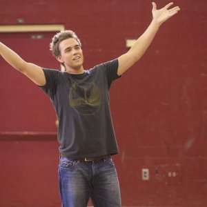 Chris Olivero esulta in un momento dell'episodio 'Grey Matters' della serie tv Kyle Xy