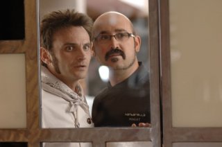 Fernando Tejero e Javier Cámara in una scena del film Fuori menù