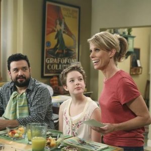 Horatio Sanz e Cheryl Hines in una scena dell'episodio Shepfather di In the Motherhood