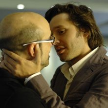 Javier Cámara e Benjamín Vicuña in una scena del film Fuori menù