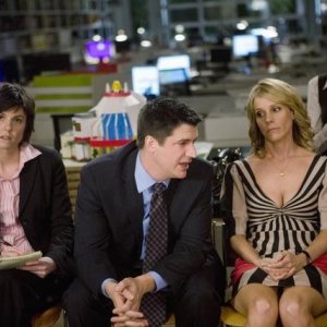 Ken Marino e Cheryl Hines nell'episodio It Takes a Village Idiot di In the Motherhood