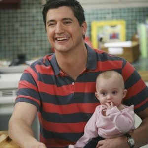Ken Marino in una scena dell'episodio Shepfather di In the Motherhood