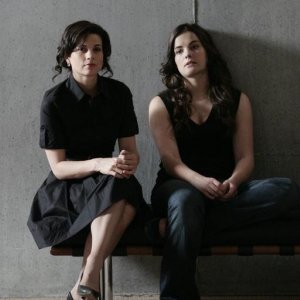 Leah Cairns e Jaimie Alexander nell'episodio 'Scacco alla Madacorp' della serie tv Kyle XY