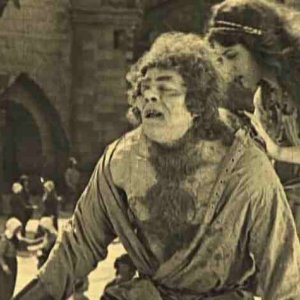 Lon Chaney è Quasimodo ne Il gobbo di Notre Dame