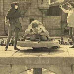 Lon Chaney in una scena de Il gobbo di Notre Dame