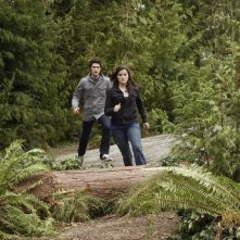 Matt Dallas Cerca Di Raggiungere Jaimie Alexander Nell Episodio Chi E Kyle Della Serie Tv Kyle Xy 110799