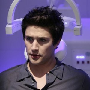 Matt Dallas durante una scena dell'episodio 'Scacco alla Madacorp' della serie tv Kyle XY