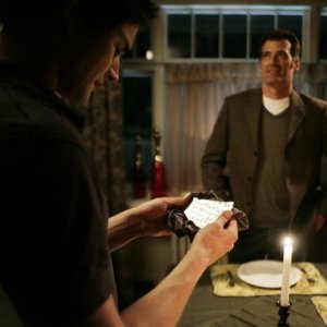 Matt Dallas e sullo sfondo Bruce Thomas, durante una scena dell'episodio 'Scacco alla Madacorp' della serie tv Kyle XY