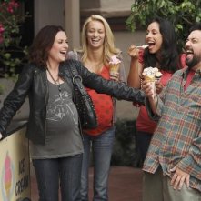 Megan Mullally ed Horatio Sanz in una scena dell'episodio It Takes a Village Idiot di In the Motherhood