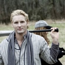 Peter Facinelli è Carlisle in Twilight (dietro di lui, Robert Pattinson)