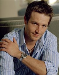 Un primo piano di Michael Vartan