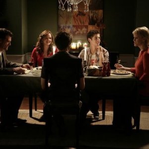 Una cena in famiglia nell'episodio 'Scacco alla Madacorp' della serie tv Kyle XY