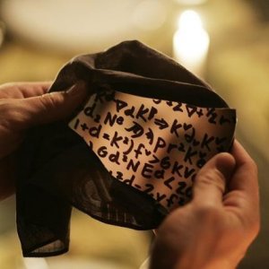 Uno strano manufatto nell'episodio 'Scacco alla Madacorp' della serie tv Kyle XY