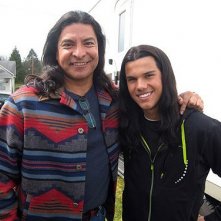 Billy Black e Jacob Black (interpretati da Gil Birmingham  e Taylor Lautner) sul set di Twilight