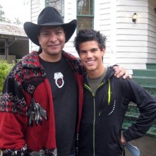Gil Birmingham insieme a Taylor Lautner durante la lavorazione di Twilight