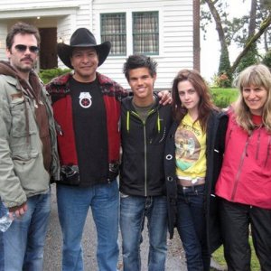 Gil Birmingham, Taylor Lautner, Kristen Stewart e Catherine Hardwicke durante la lavorazione di Twilight