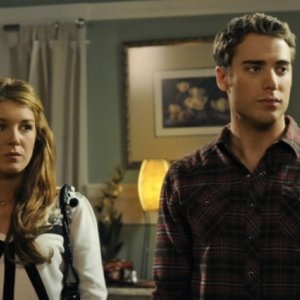 Dustin Milligan e Shenae Grimes in una scena dell'episodio Off the Rails di 90210